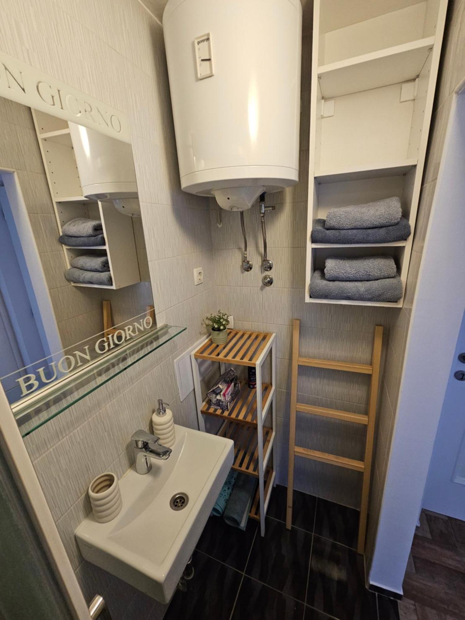 Studio 12 Zagreb Luaran gambar