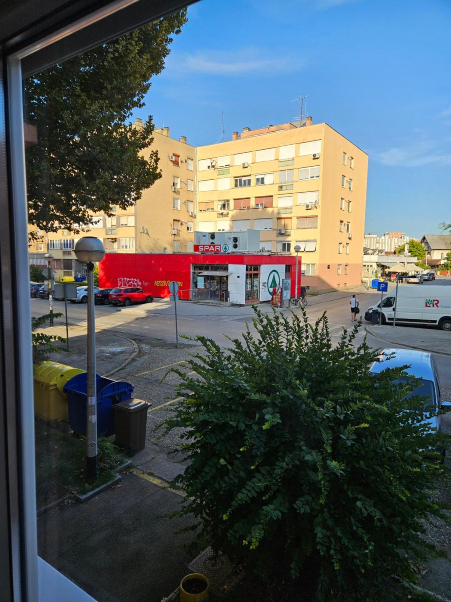 Studio 12 Zagreb Luaran gambar
